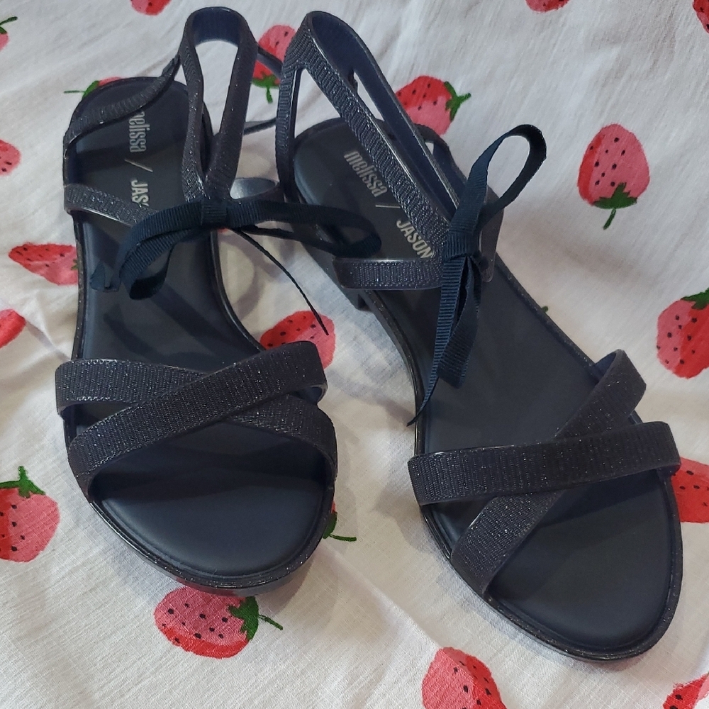 Chic Black Sandals with Strappy Design and Adjustable Fit